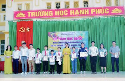 LỄ TRAO HỌC BỔNG MANG TÊN NHÀ CÁC MẠNG PHAN ĐĂNG LƯU CHO HỌC SINH GIỎI VÀ TIÊU BIỂU NĂM HỌC 2024-2025