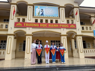 TRAO TẶNG CỜ THI ĐUA VÀO SÁNG THỨ 2 CÁC LỚP