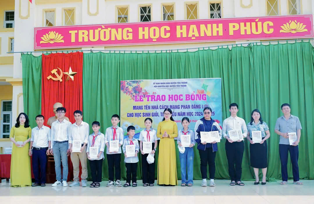 LỄ TRAO HỌC BỔNG MANG TÊN NHÀ CÁC MẠNG PHAN ĐĂNG LƯU CHO HỌC SINH GIỎI VÀ TIÊU BIỂU NĂM HỌC 2024-2025